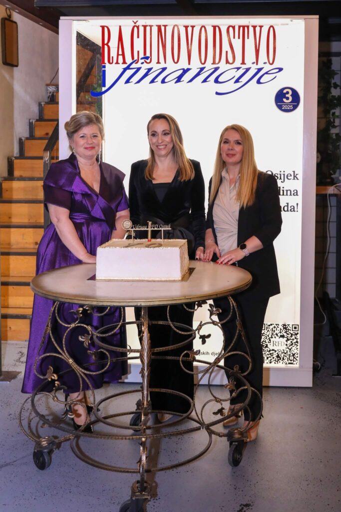 Slika predsjednica, zamjenica i tajnica Udruge